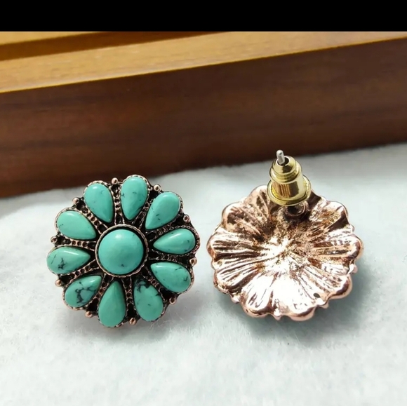 NEW! Vintage Daisy Stud Earrings with Faux Turquoise - Picture 9 of 10